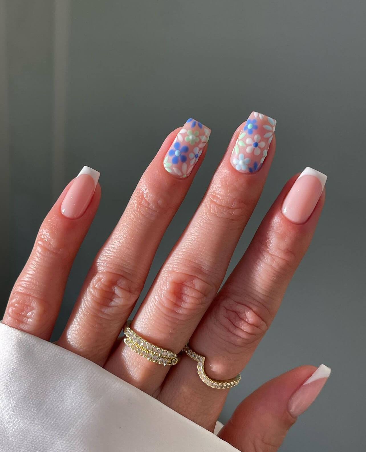 Nude νύχια με μπλε λουλούδια