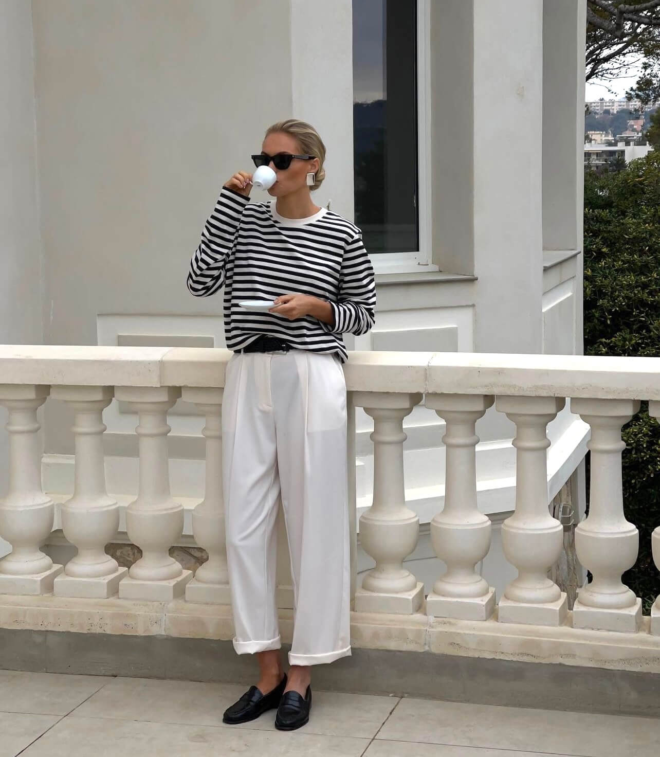 Μαρινιέρα με λευκό παντελόνι