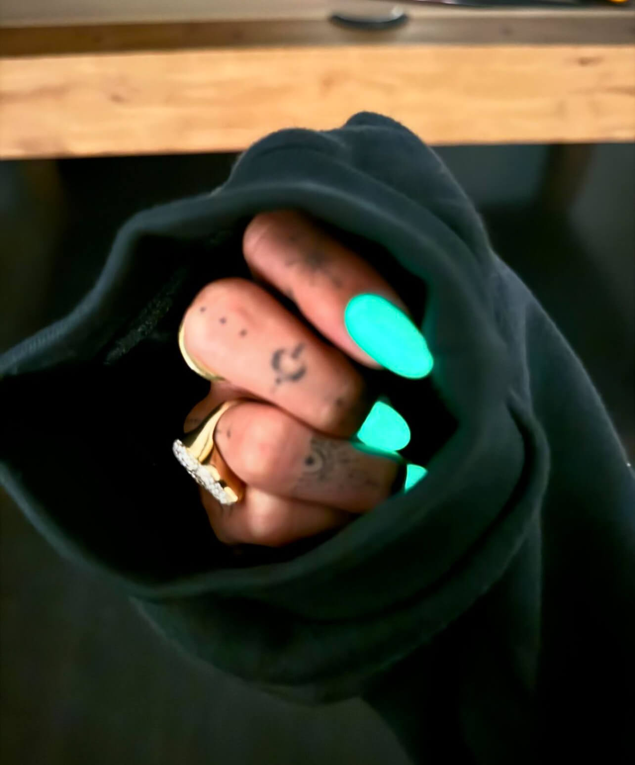 Η Hailey Bieber με neon μανικιούρ