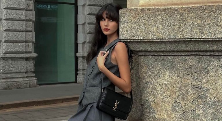 Office look με μίνι φούστα και γιλέκο