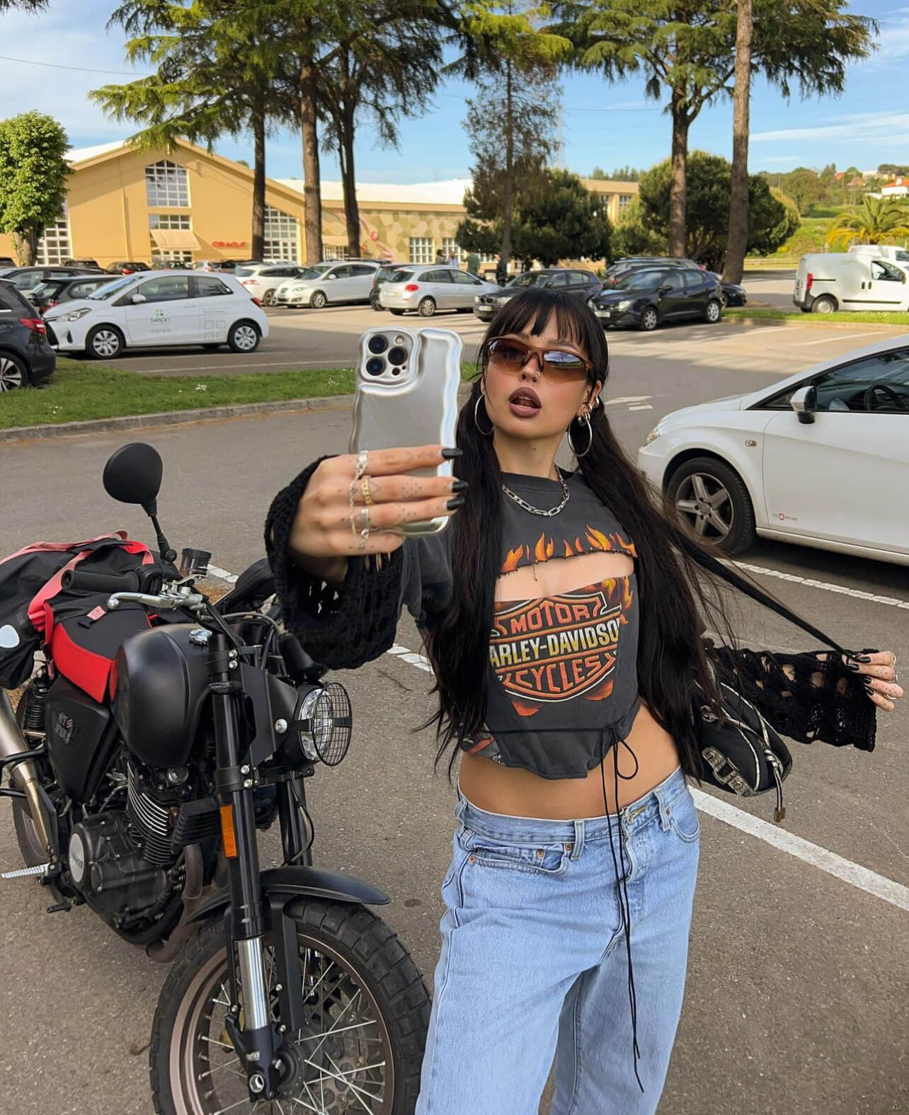 Ανοιξιάτικο σύνολο με τζιν παντελόνι