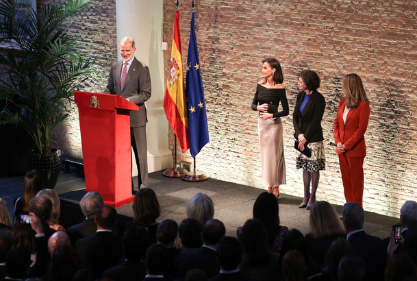 Ο βασιλιάς Felipe απευθύνει ομιλία στην ισπανική κοινότητα στην Ολλανδία στη διάρκεια της κρατικής επίσκεψης. Στο πλευρό του η βασίλισσα Letizia