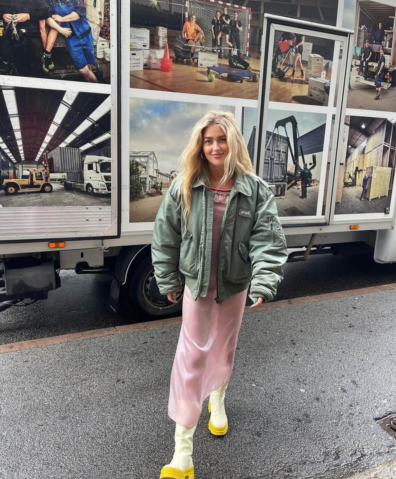 Γαλότσες με σατινέ φόρεμα