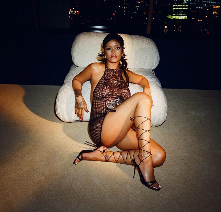 Η Rihanna με μίνι φόρεμα και ψηλοτάκουνα σανδάλια