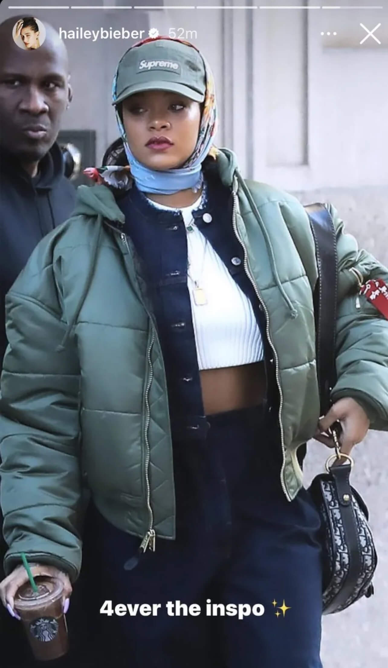 Η Rihanna με καπέλο και μαντήλα