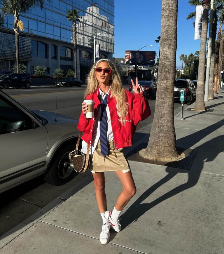 Κολεγιακό σύνολο με λευκά sneakers