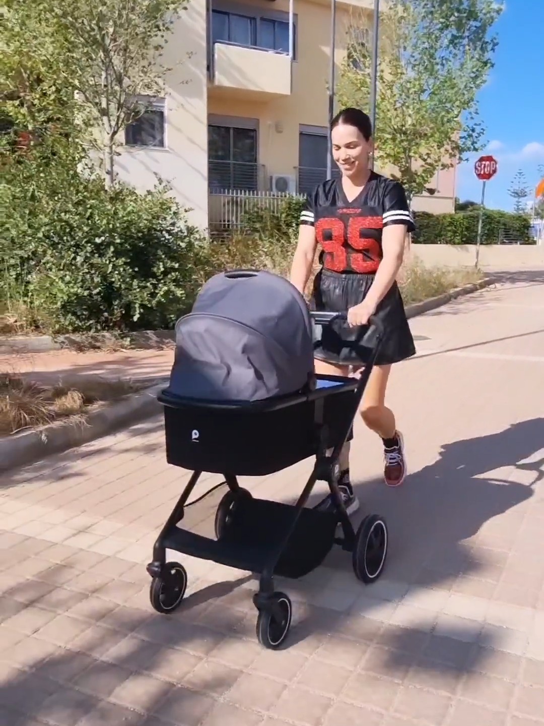 Η Κατερίνα Στικούδη βόλτα με το καρότσι