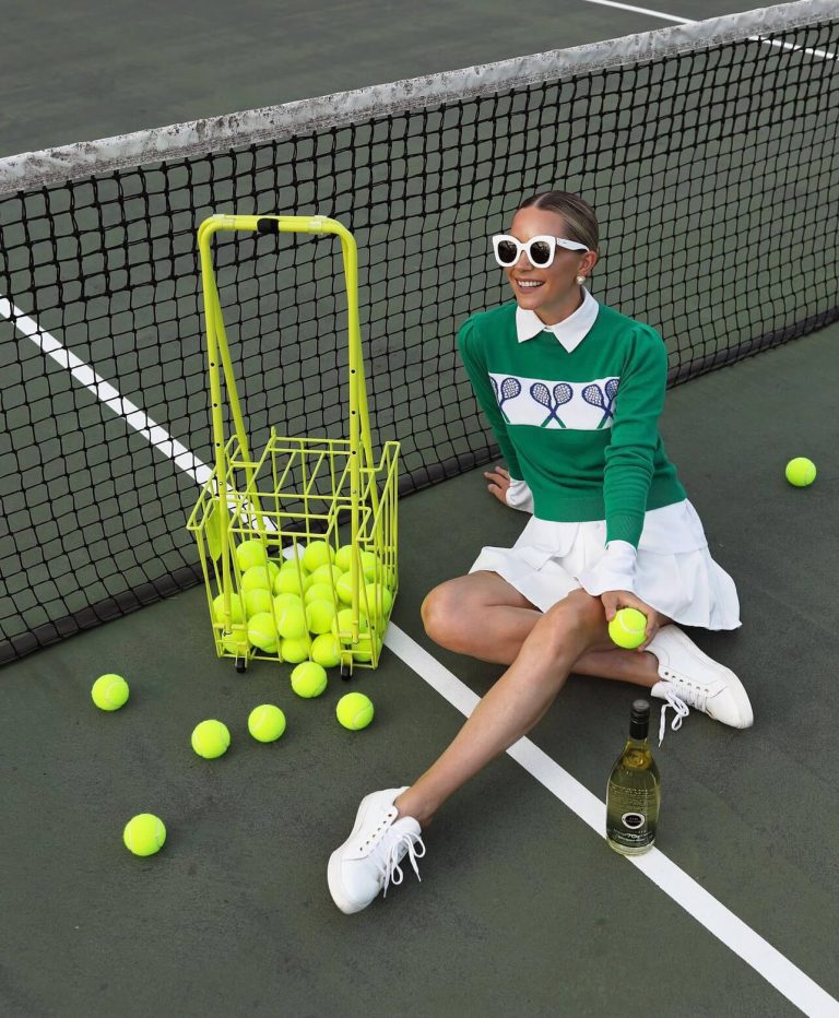 Τένις σύνολο με λευκή φούστα και πράσινο πουλόβερ