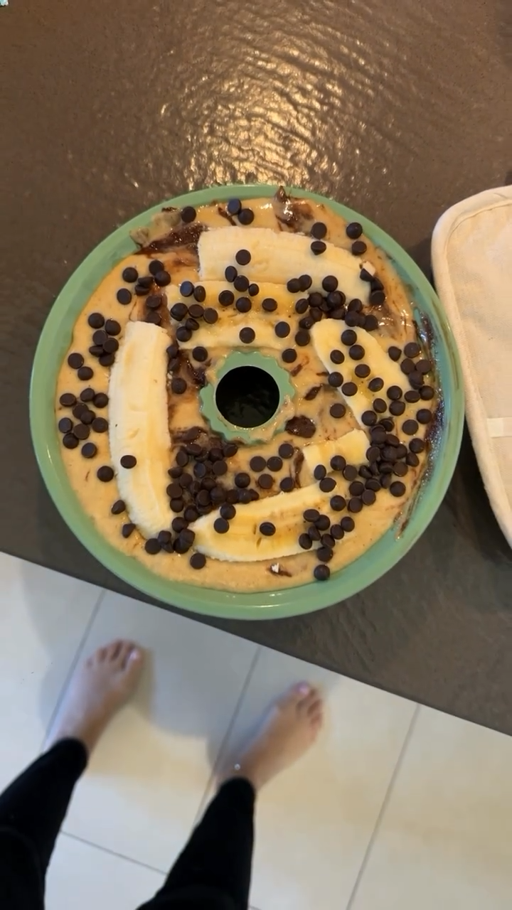 Η Κωνσταντίνα Σπυροπούλου ετοιμάζει κέικ με μπανάνες και σοκολάτα