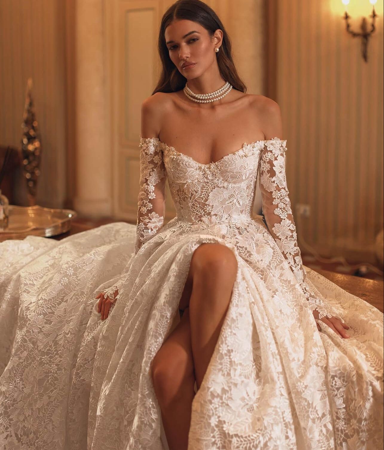 Off-shoulder νυφικό δαντέλα