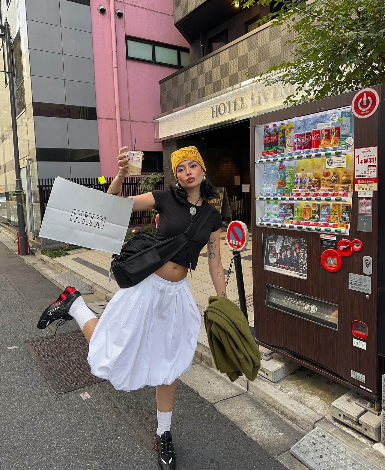 Λευκή balloon φούστα με sneakers