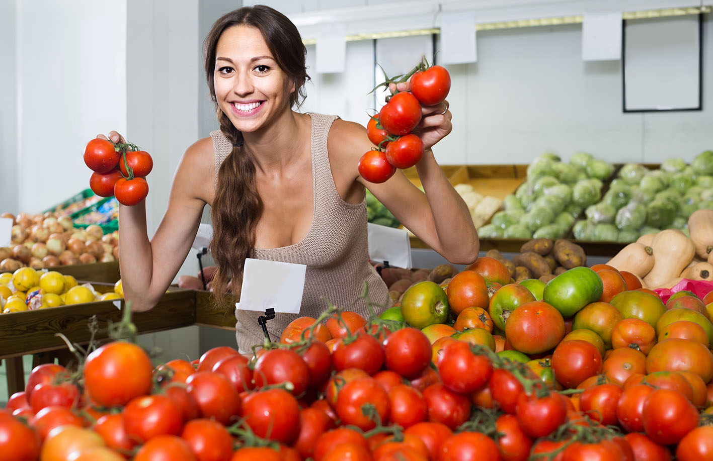 Γυναίκα με ντομάτες