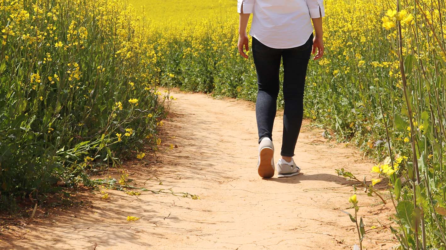 Γυναίκα περπατά στη φύση