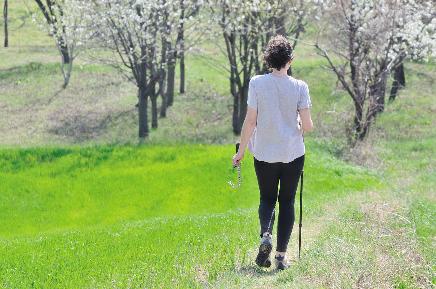 Γυναίκα περπατά στη φύση
