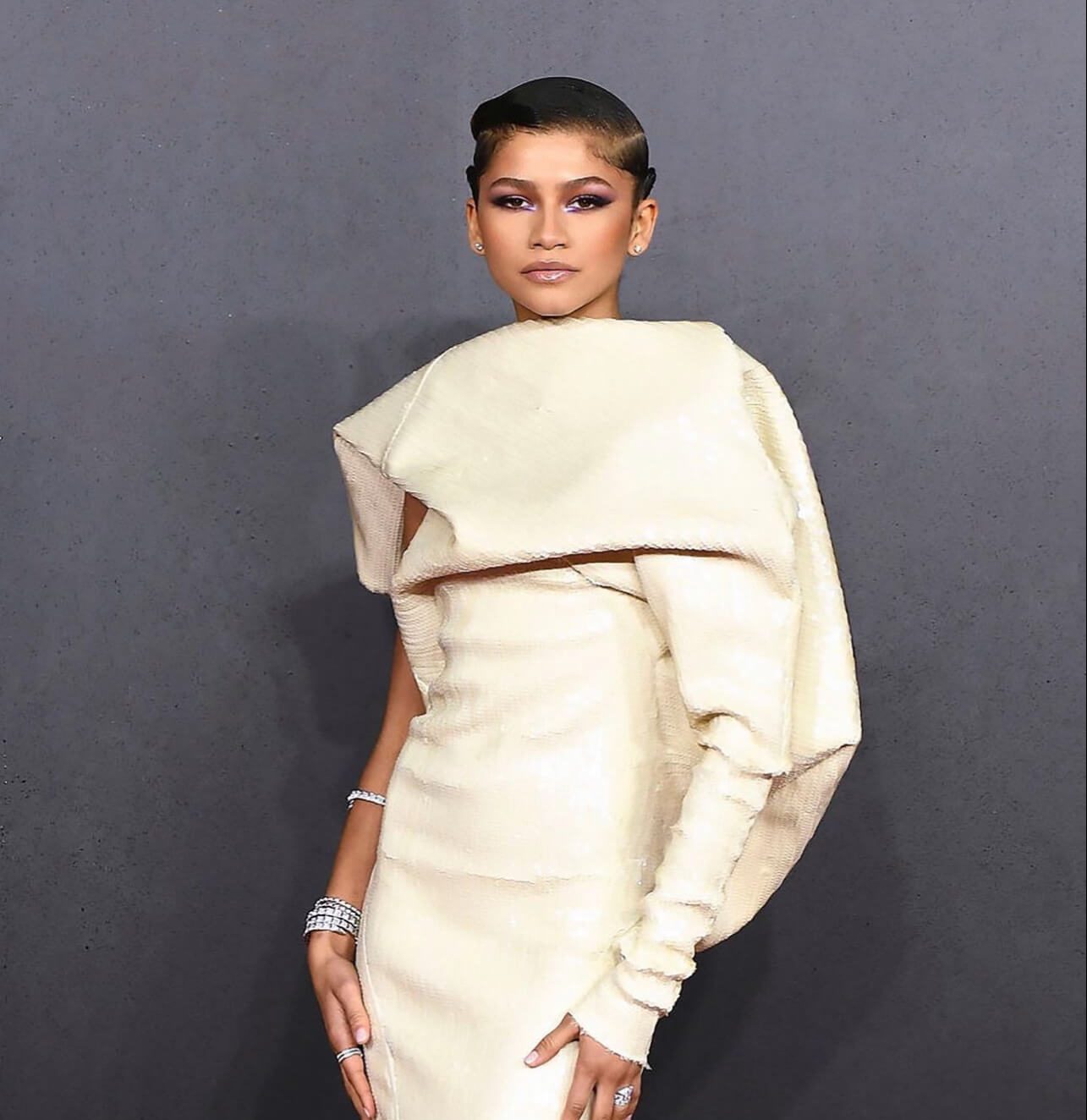 Η Zendaya με one-shoulder εκρού δημιουργία
