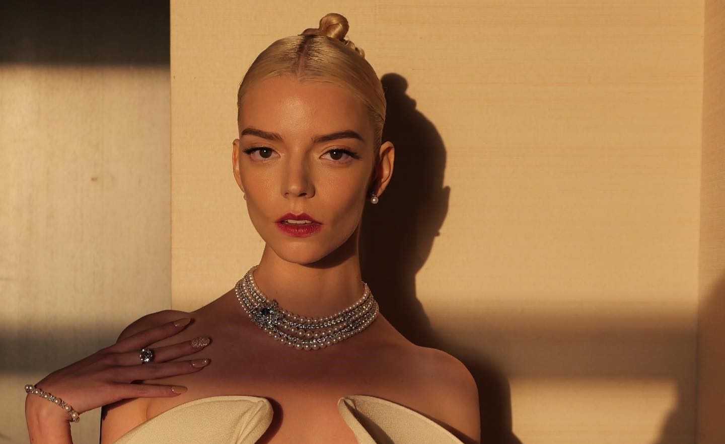 H Anya Taylor Joy με smokey eyes