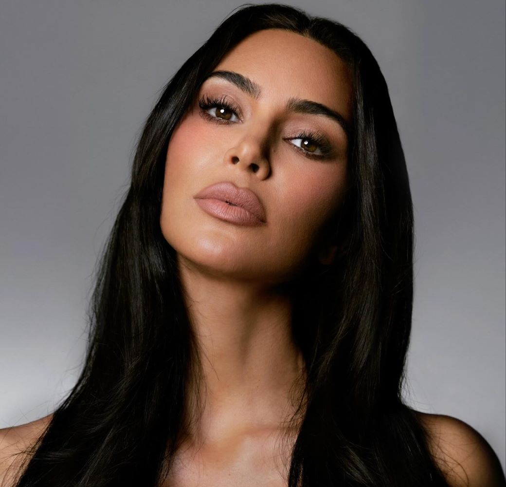 Η Kim Kardashian με κοντά ροζ μαλλιά