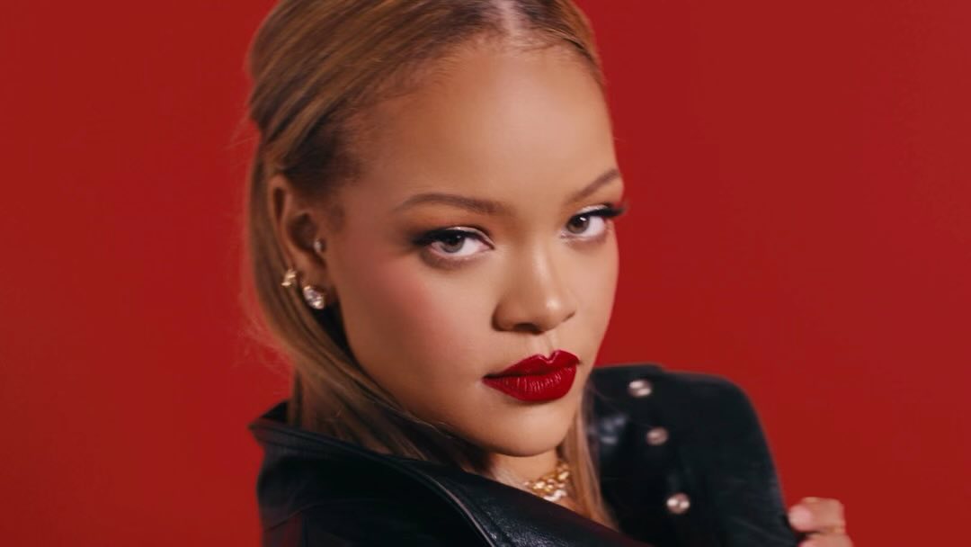 Η Rihanna με το πιo in μανικιούρ της περιόδου