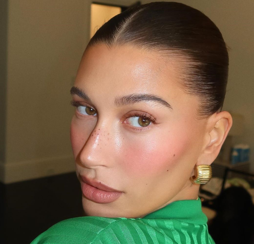 Hailey Bieber με λευκό glazed μανικιούρ