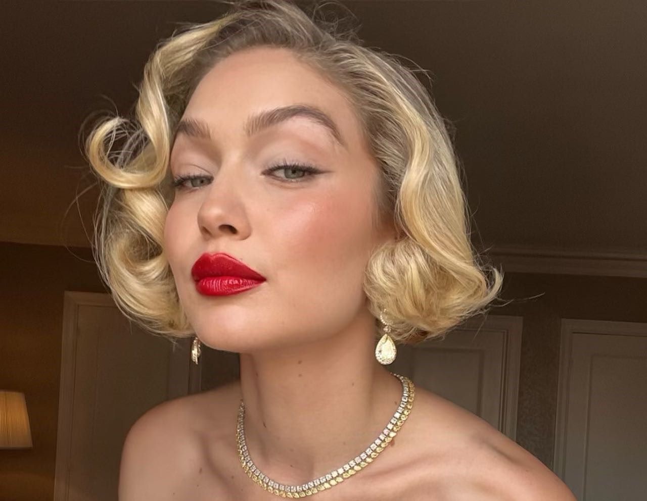 Το κόκκινο κραγιόν της Gigi Hadid κοστίζει μόλις 10 ευρώ