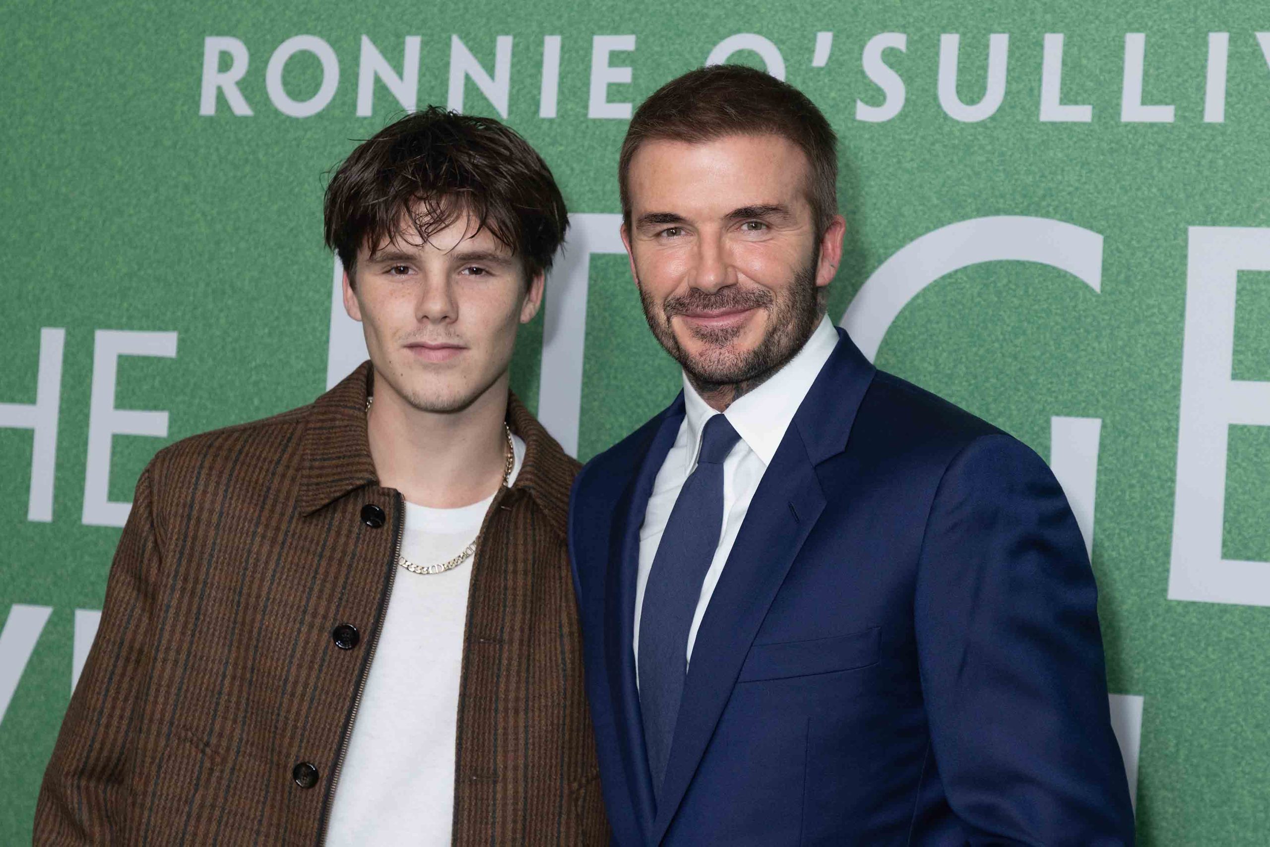 O Cruz Beckham και ο David Beckham φτάνουν στην πρεμιέρα της ταινίας the "Ronnie O'Sullivan: The Edge of Everything" στον κινηματογράφο Odeon West End στις 21 Νοεμβρίου 2023 στο Λονδίνο.