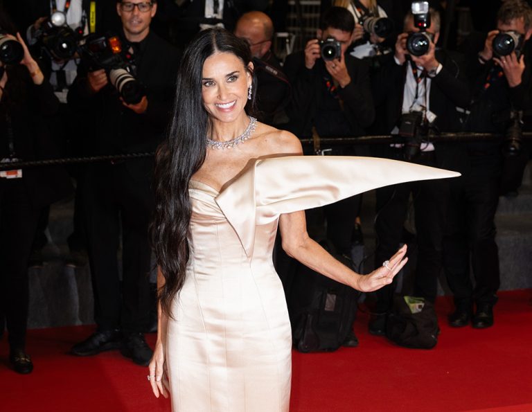 Η Demi Moore παρευρέθηκε στο Κόκκινο Χαλί της ταινίας "The Substance" στο 77ο ετήσιο Κινηματογραφικό Φεστιβάλ των Καννών.