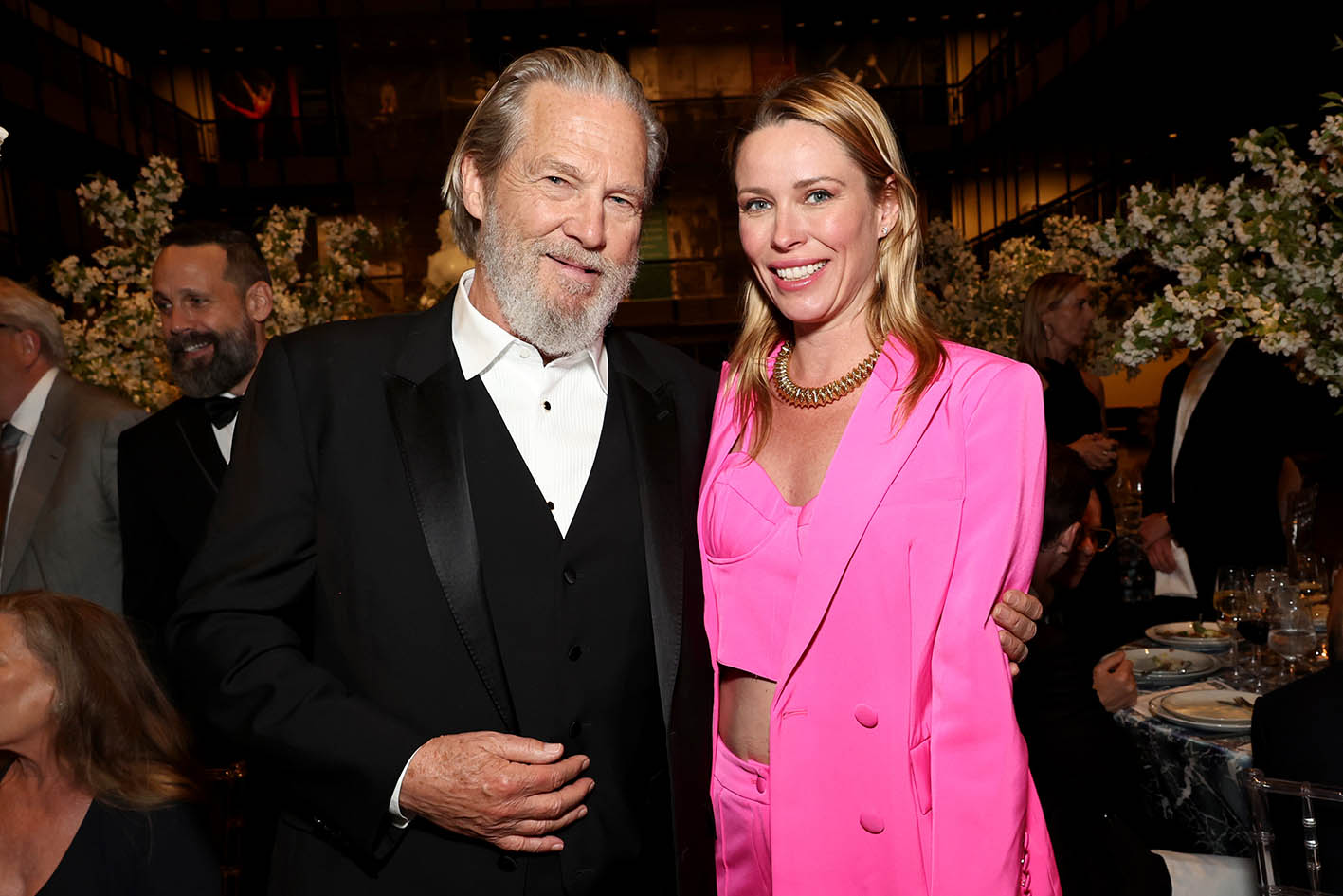 O Jeff Bridges και η Kiera Chaplin, εγγονή του Charlie Chaplin, στα 49α Βραβεία Chaplin που έγιναν στη Νέα Υόρκη στις 29 Απριλίου 2024.