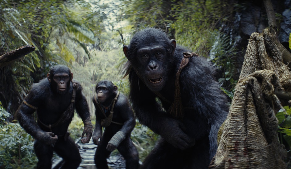 Από αριστερά προς δεξιά: Noa (Owen Teague), Soona (Lydia Peckham) και Anaya (Travis Jeffery) στην ταινία της 20th Century Studios.