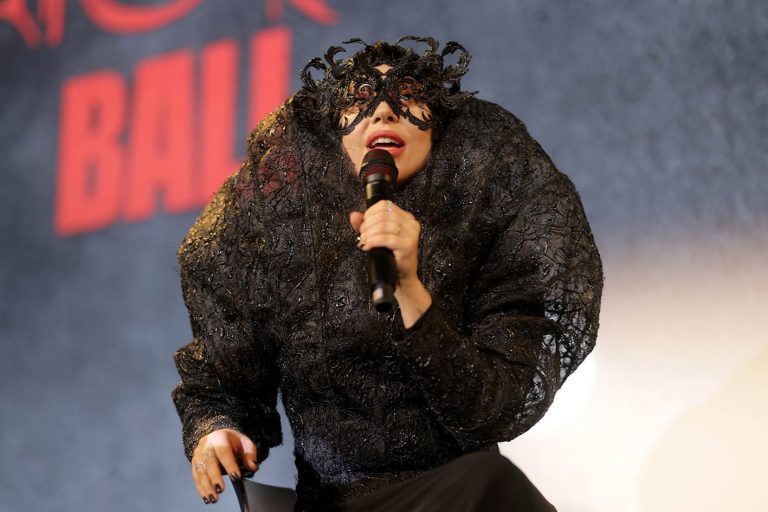 H LAdy Gaga στη σκηνή μιλάει