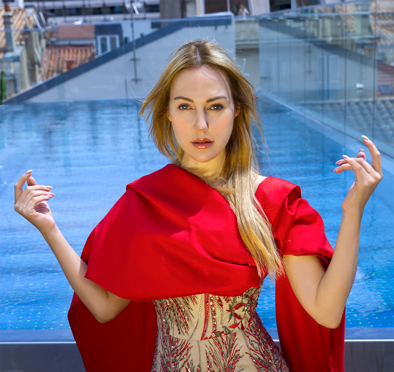 Η Meryem Uzerli φωτογραφήθηκε αποκλειστικά για το InStyle Greece