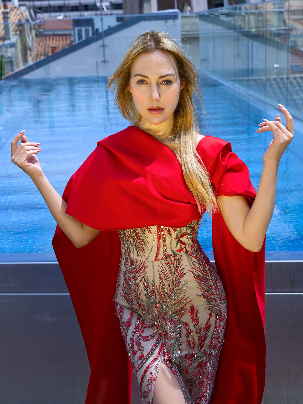 Η Meryem Uzerli φωτογραφήθηκε αποκλειστικά για το InStyle Greece