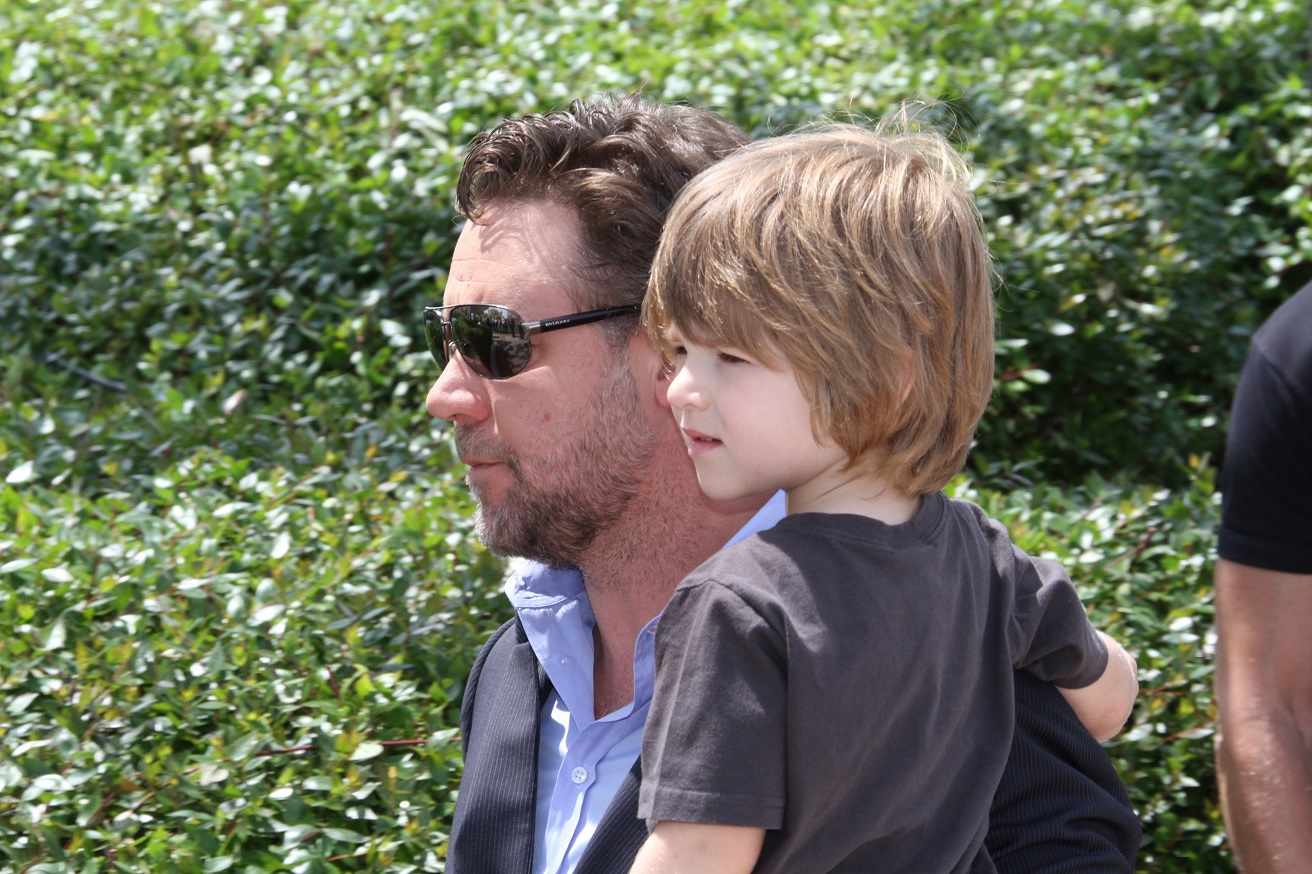 Ο Russell Crowe κρατάει τον γιο του Tennyson Crowe στο Photocall της ταινίας "Robin Hood" στο Palais στο 63ο Φεστιβάλ Καννών στις 12 Μαΐου 2010