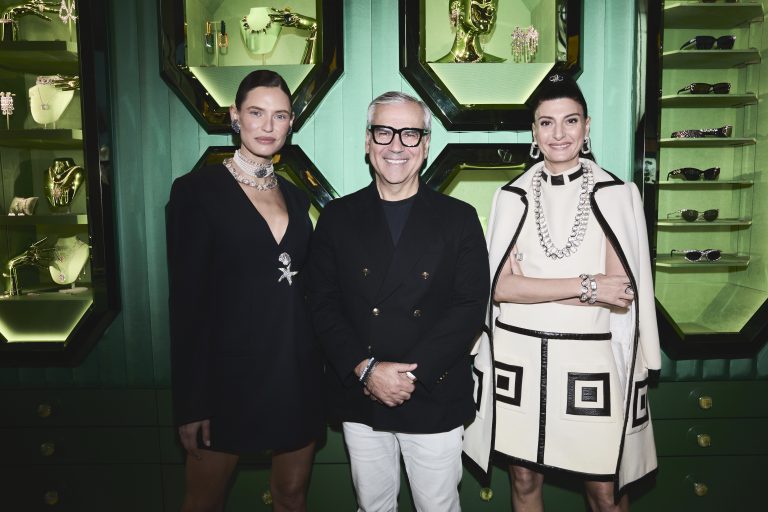 Aπό αριστερά προς τα δεξιά: Η Bianca Balti, ο Διευθύνων Σύμβουλος της Swarovski Alexis Nasard και η Giovanna Engelbert.