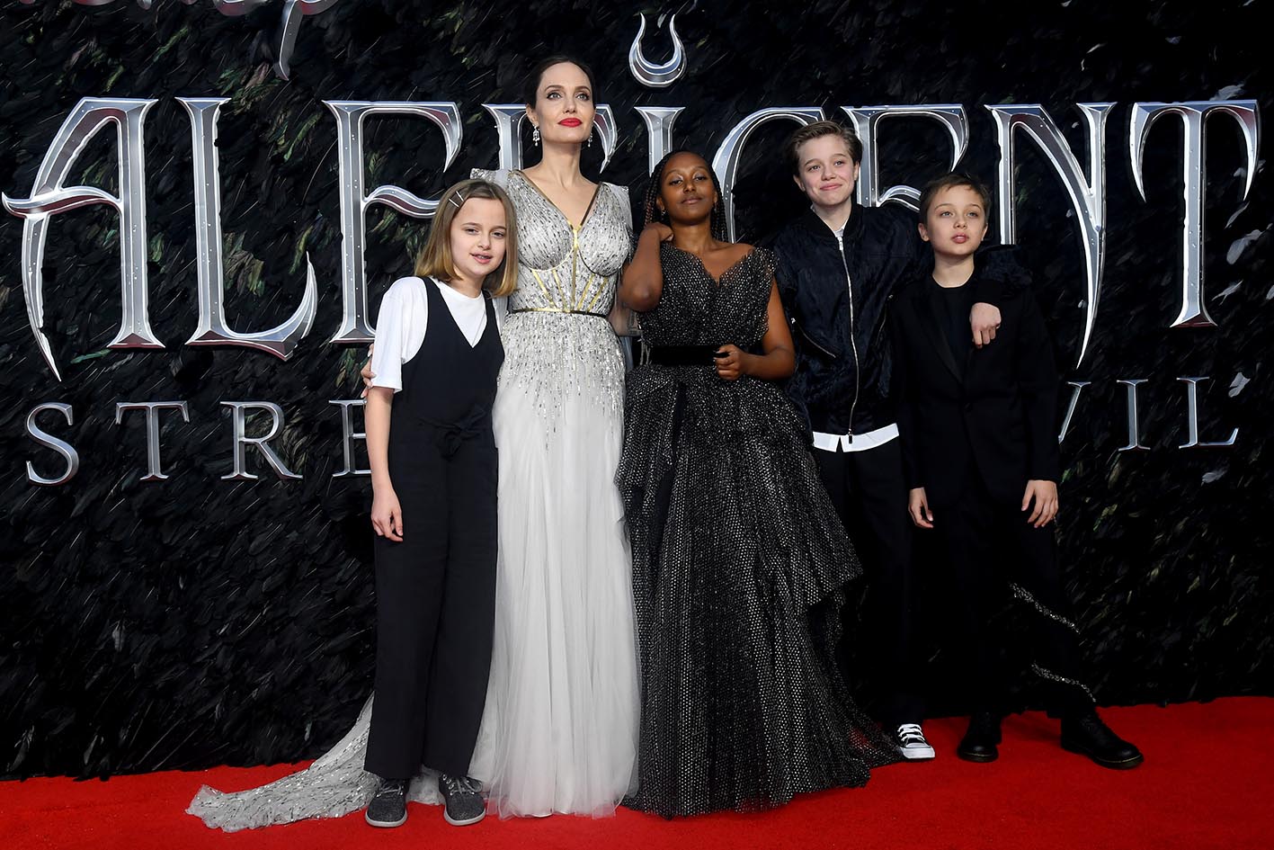 H Angelina Jolie με τα παιδιά της Vivienne Marcheline Jolie-Pitt, Zahara Marley Jolie-Pitt, Shiloh Nouvel Jolie-Pitt και Knox Leon Jolie-Pitt παρευρέθηκαν στην πρεμι΄ρα της ταινίας "Maleficent: Mistress of Evil" στο Λονδίνο, στις 9 Οκτωβρίου 2019.