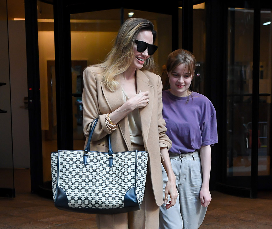 H Angelina Jolie μαζί με την κόρη της Vivienne Jolie-Pitt are στο θέατρο Walter Kerr μετά το Broadway show "Hadestown" στην πλατεία Times Square της Νέας Υόρκης, στις 19 Αυγούστου 2023.