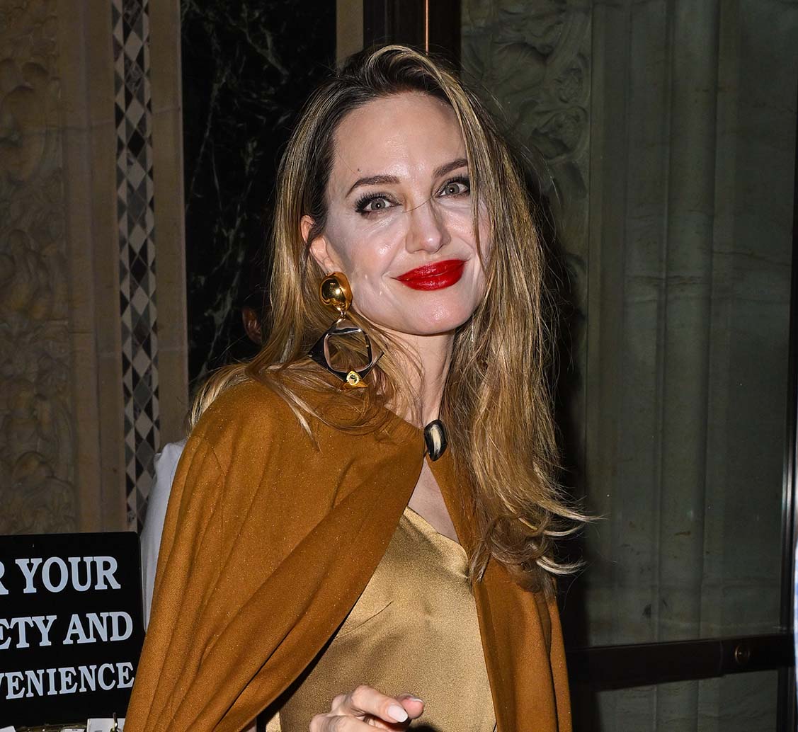 H Angelina Jolie φτάνοντας στο εστιατόρο Cipriani στις 42nd Street στις 11 Απριλίου 2024 στη Νέα Υόρκη, λίγο μετά την πρεμιέρα της ταινίας 'Outsiders". Photo by James Devaney/GC Images