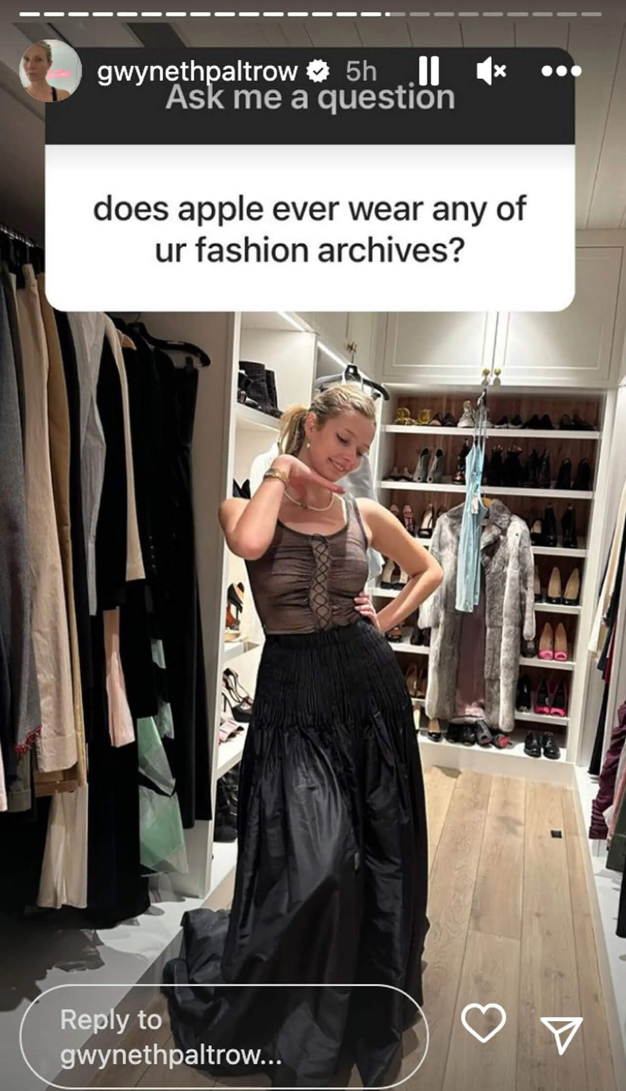 Η Apple Martin με φόρεμα της μαμάς της