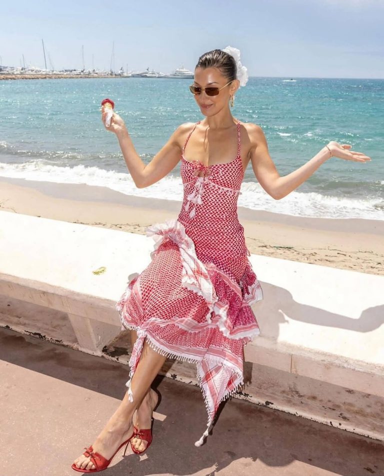 Η Bella Hadid με την παλαιστινιακή κεφίγιε