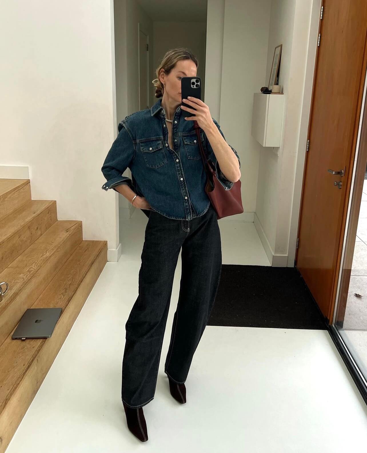 Μαύρο τζιν παντελόνι με τζιν πουκάμισο