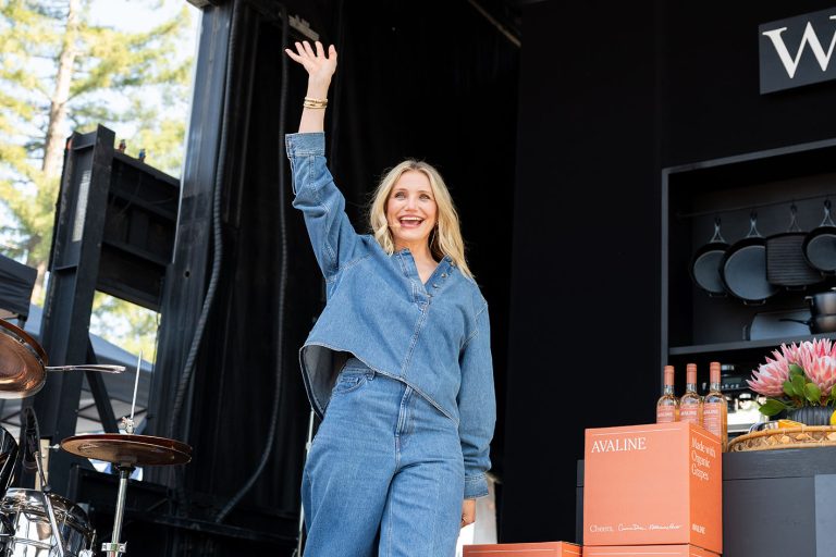 Η Cameron Diaz με τζιν εμφάνιση σε σκηνή