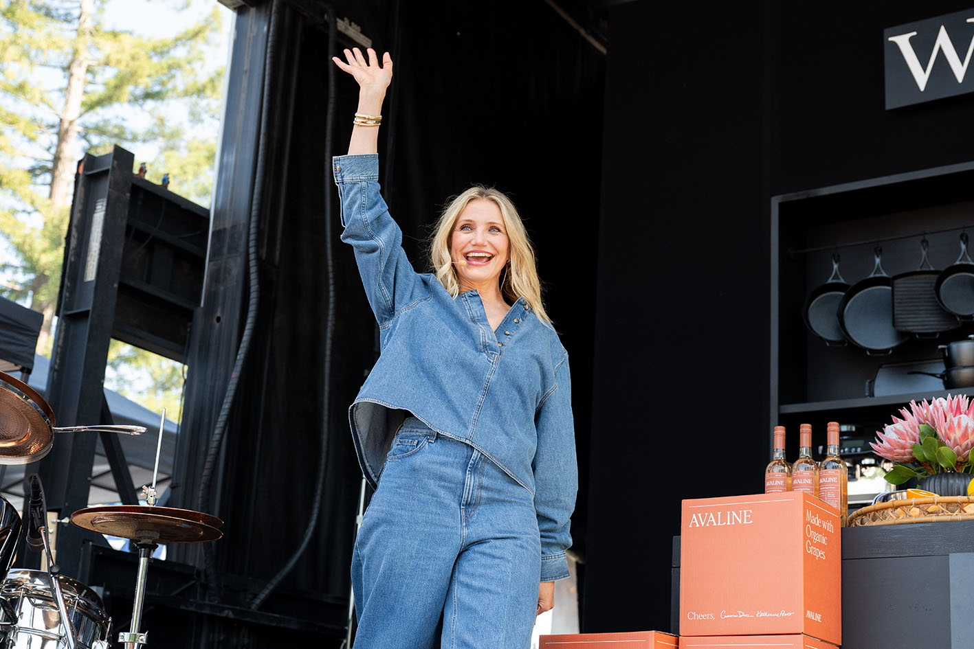 Η Cameron Diaz με τζιν εμφάνιση σε σκηνή