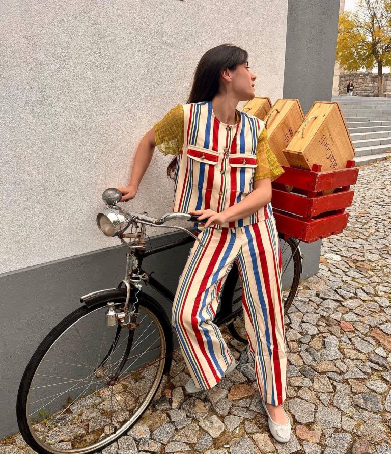 Ριγέ σύνολο με αμάνικο και παντελόνι