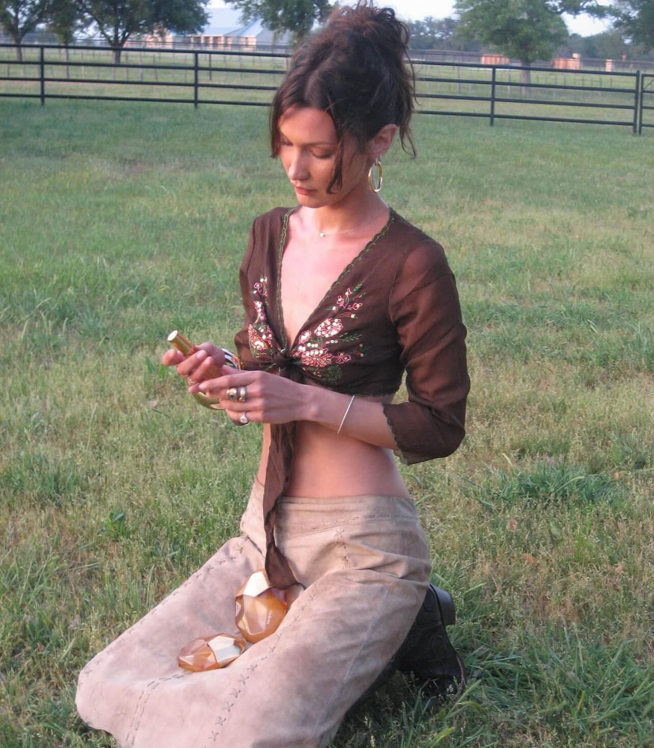 Η Bella Hadid με καουμπόικο look