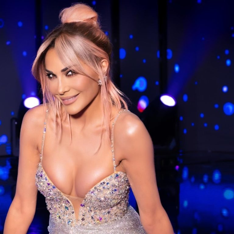 Η Δέσποινα Βανδή με ροζ μαλλιά