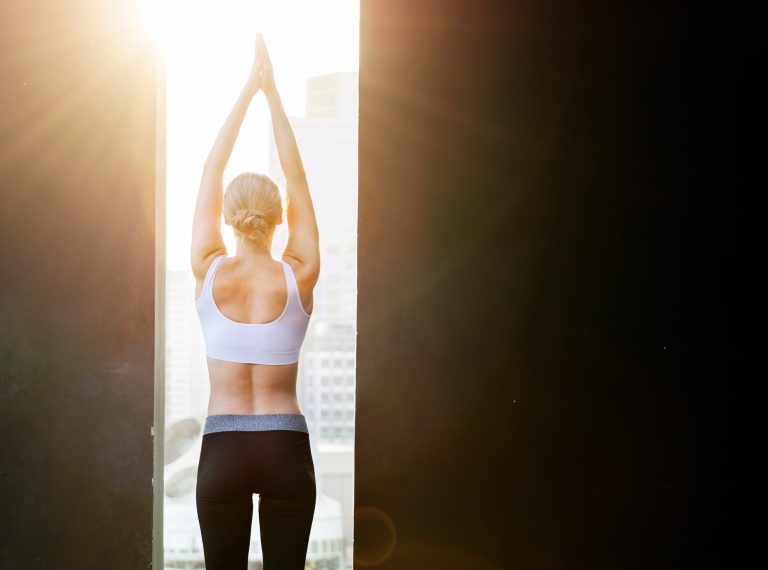 Γυναίκα γυμνάζεται-σανίδα-γυμναστική