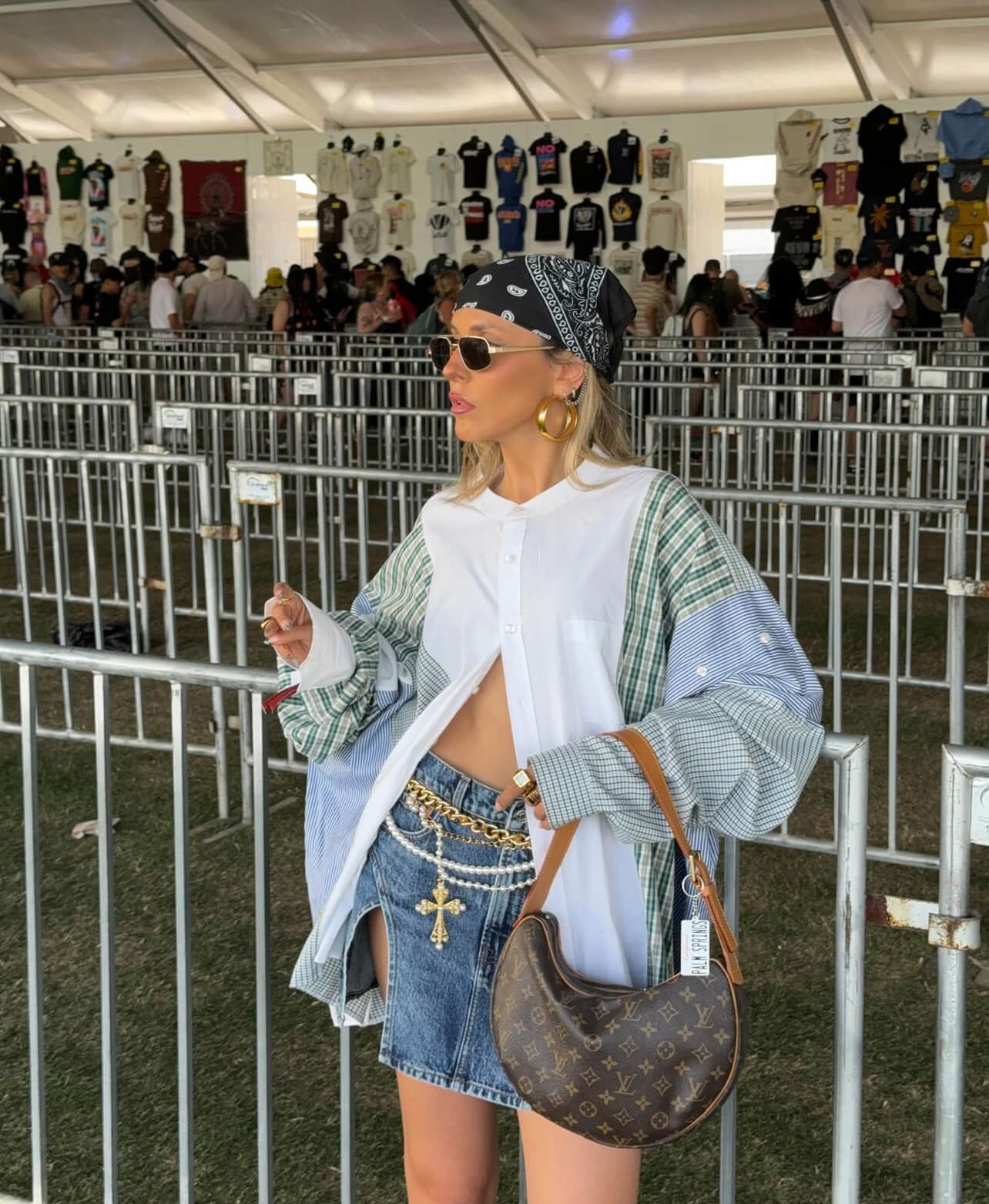 Σύνολο με τζιν φούστα, πουκάμισο και μπαντάνα