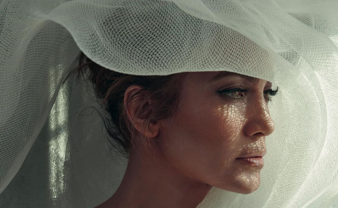 H JLO κάνει το πιο glam μανικιούρ του καλοκαιριού