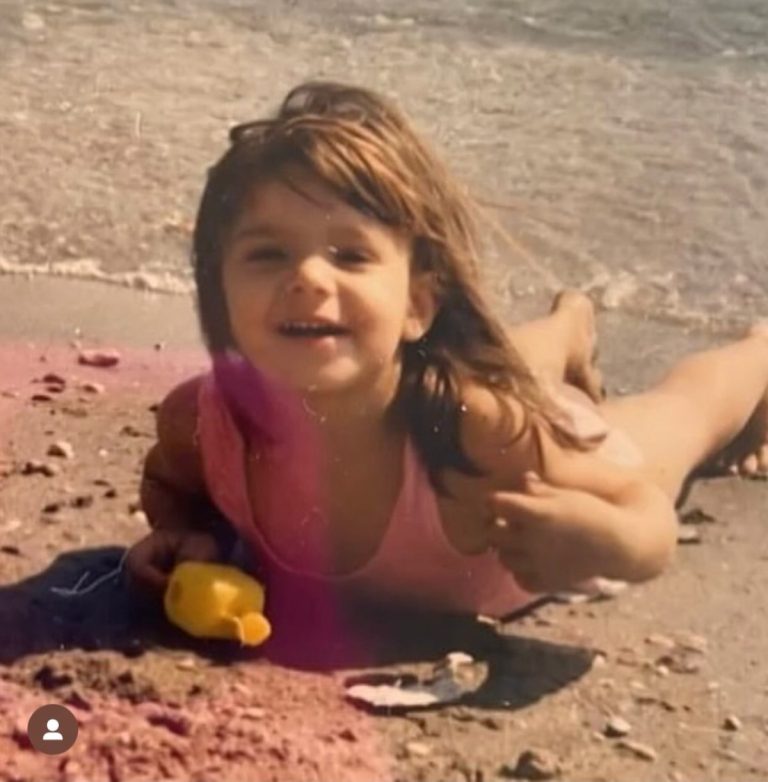 Η τραγουδίστρια Josephine σε μικρή ηλικία