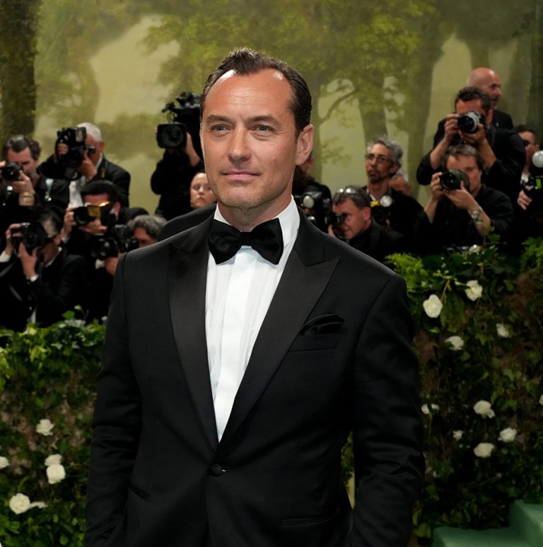 O Jude Law attends βρέθηκε στο Met Gala στο Metropolitan Museum of Art για το 2024 στη New York City.