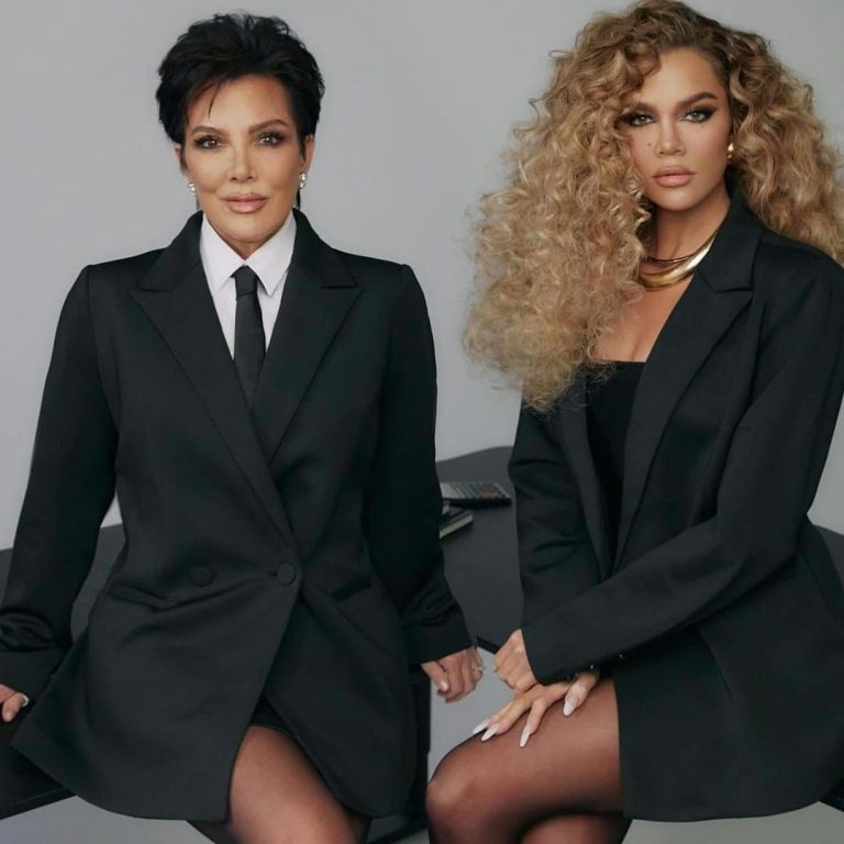 Η Κris Jenner ποζάρει μαζί με την κόρη της Khloe Kardashian